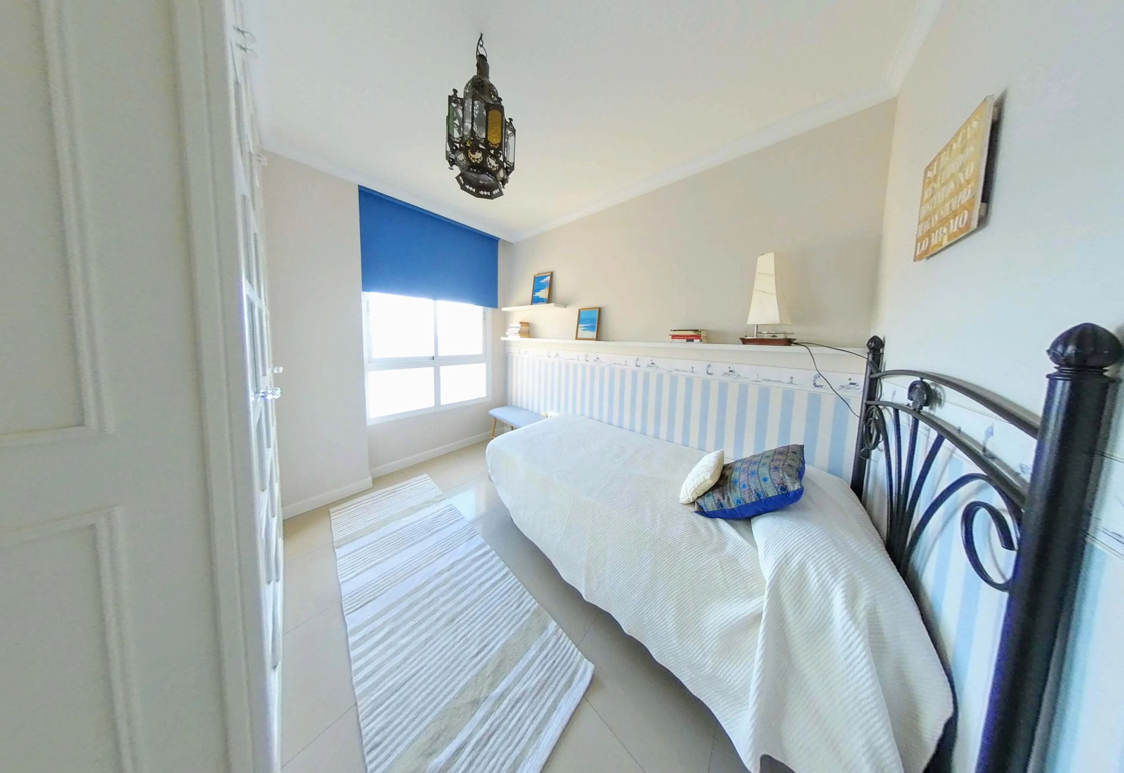 Single bedroom in blue and white