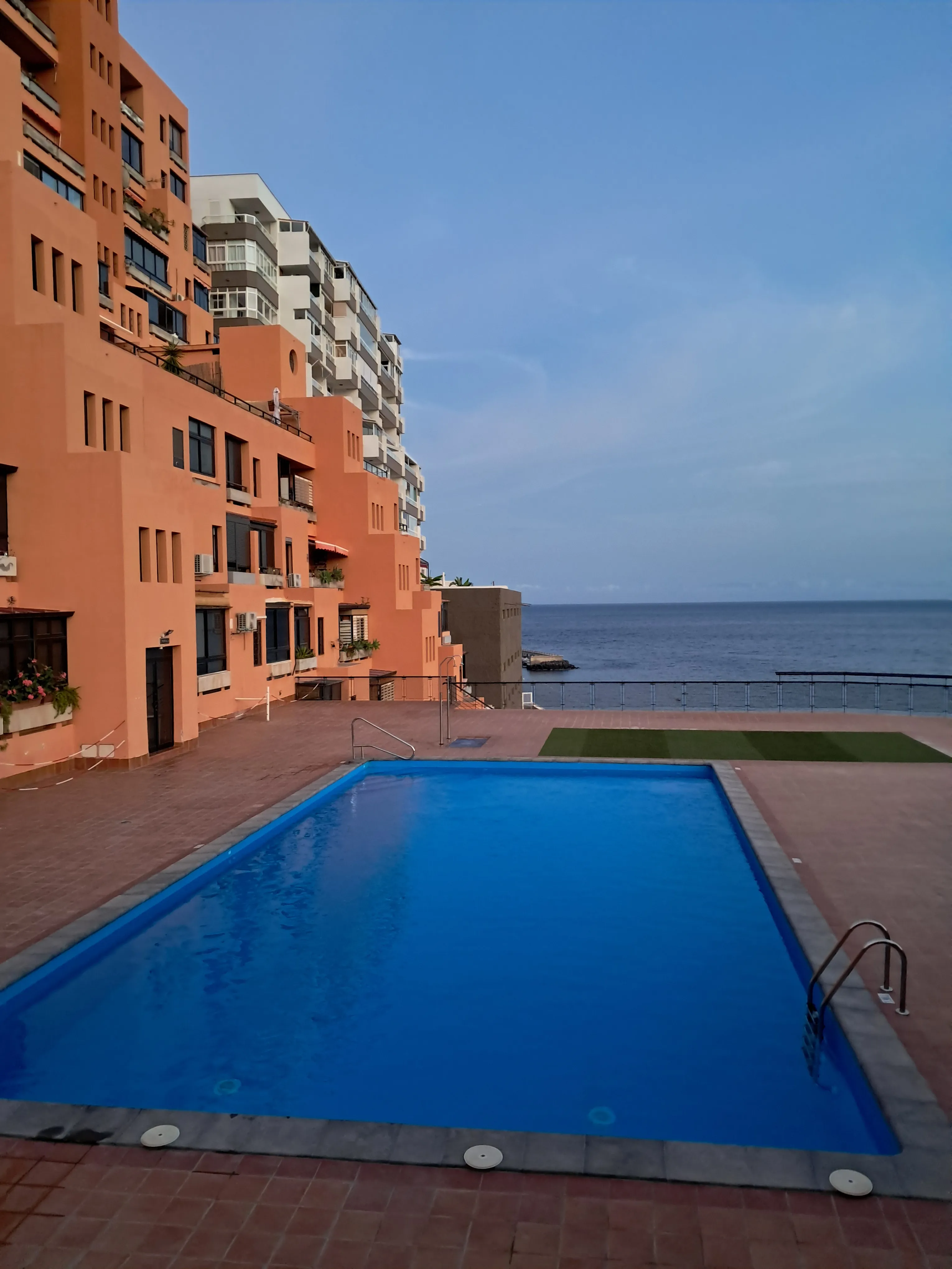 Outdoor swimming pool of the Marlisa residence, overlooking the ocean in Tabaiba